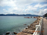 CANNES-LA-BOCCA駅の真ん前の海