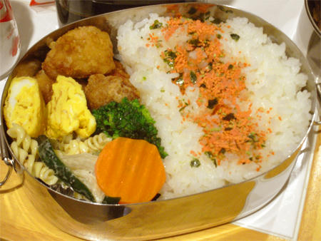 「唐揚げ弁当とココアケーキ」