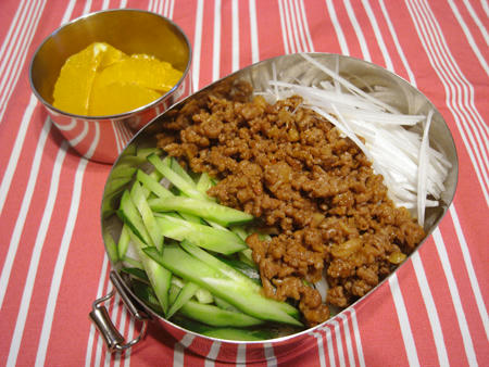 ジャージャー麺風うどん弁当