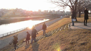 河川敷で撮影