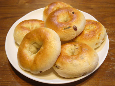 ラムレーズンとオレンジベーグル朝食