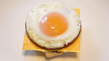 目玉焼きをのせて