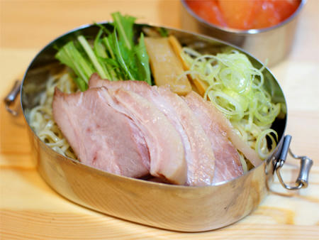 ラーメン屋の味!?プルプルチャーシューの油そば弁当
