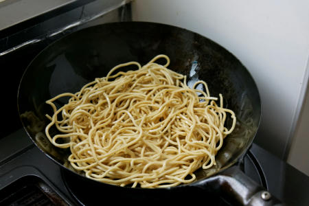 焼きそば麺を焼く