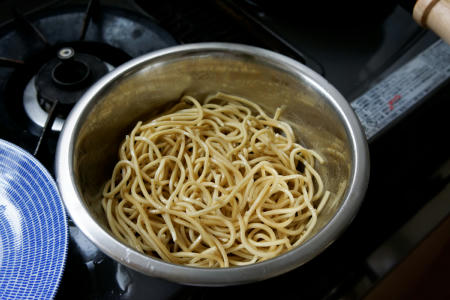 焼きそば用麺油をまぶす