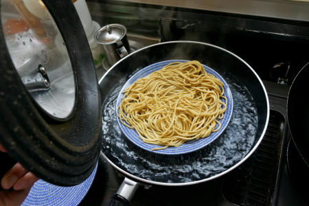 焼きそば用の麺を作る