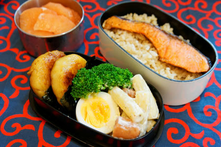 ジャガイモ餅マカロニ鮭弁当