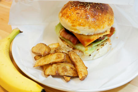 自家製ハンバーガーとフライドポテト