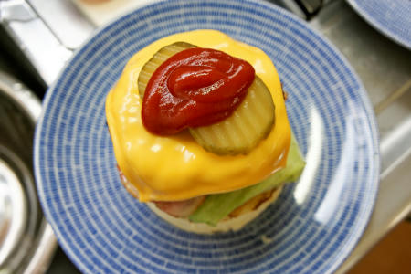 ベーコンチーズハンバーガーにパティとチーズとピクルスそれからケチャップ