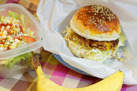 南瓜コロッケバーガー弁当バナナサラダ