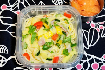 彩りパスタ弁当カラーピーマンズッキーニじゃがいもタマネギベーコングレープフルーツ