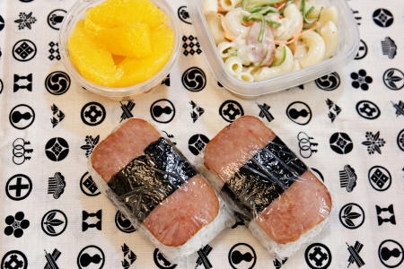 スパムおにぎりマカロニサラダオレンジ