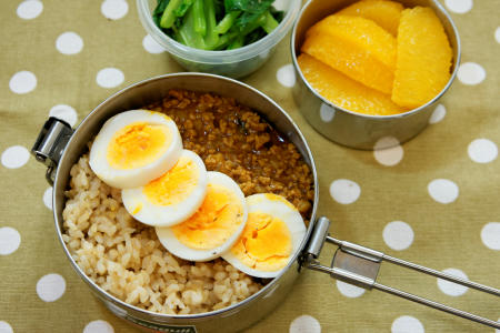 きーまカレーゆで卵小松菜オレンジ弁当