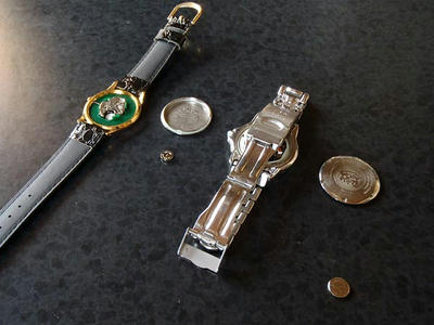 100円ショップの腕時計電池交換工具で電池の蓋を開けた