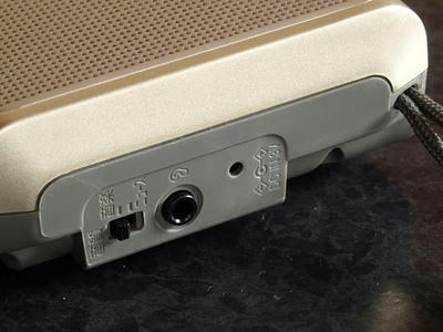パナソニックRF-U150Aの側面：音質切り替えスイッチがある