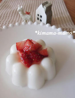 ヨーグルトプリンとイチゴソース。