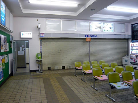 名寄駅待合室とキオスク
