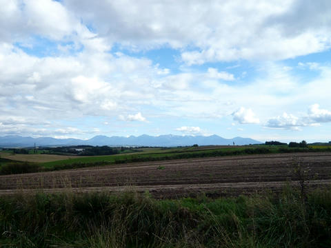 美瑛の丘から十勝岳連峰を望む