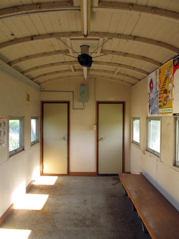 紋穂内駅駅舎内
