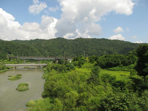 石勝線夕張支線から望む夕張川・国道452号・石勝線