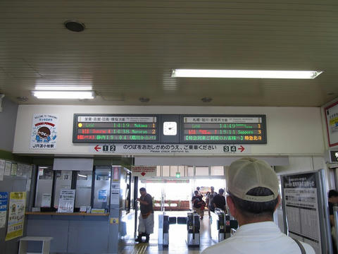 苫小牧駅改札口・発車標