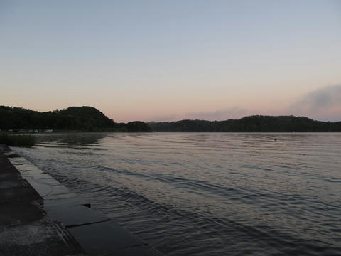 朝の呼人浦キャンプ場から網走湖を望む