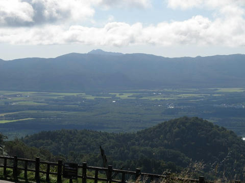 藻琴山展望駐車公園から川湯温泉方面を望む