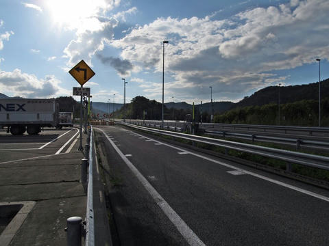 奥白滝PA上り線進入路