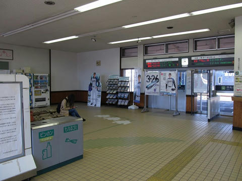 砂川駅待合室・改札口