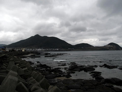 枕崎市街から岩戸山を望む
