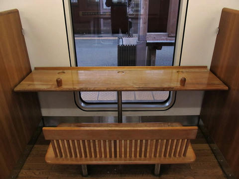 キハ220-1102車内テーブル