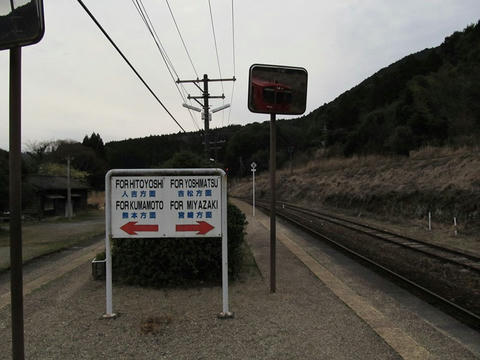 真幸駅ホームから吉松方面を望む