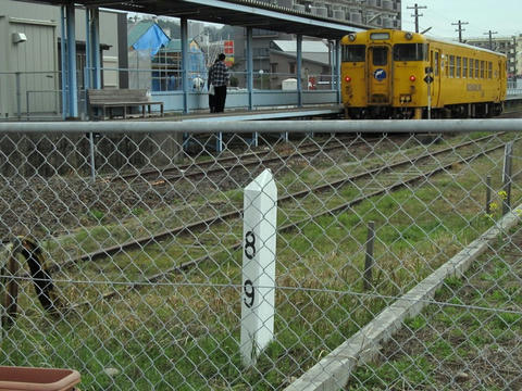 日南線89kmポストとキハ40 8099