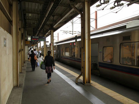 新札幌駅ホームに停車中のサハ733-3207