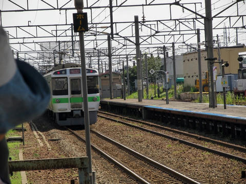 島松駅を通過する快速エアポート