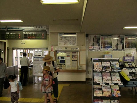 五稜郭駅改札口・券売機