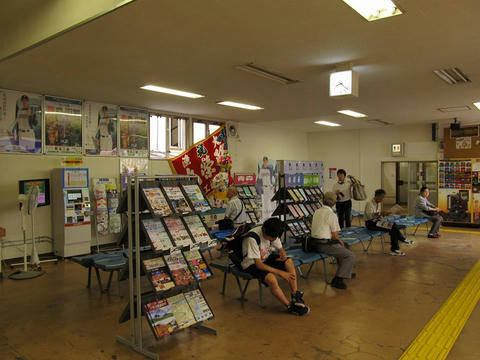 五稜郭駅待合室・いさりび鉄道券売機