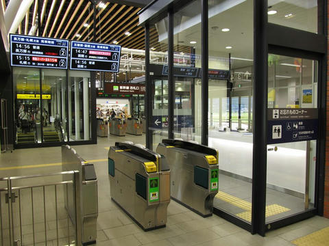 新函館北斗駅在来線改札口