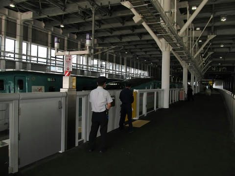 新函館北斗駅12番線に入線するE5系