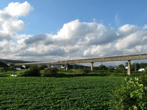 道南いさりび鉄道車内から見た太平洋セメント上磯工場のベルトコンベア