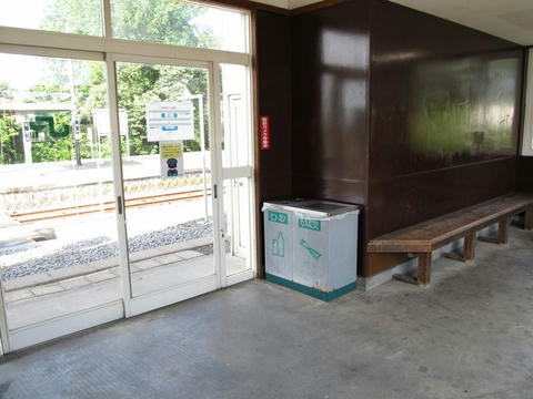 長和駅駅舎内