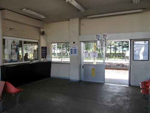 蘭越駅出札口・ホーム出入口