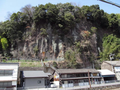 豊後竹田駅裏の岩山