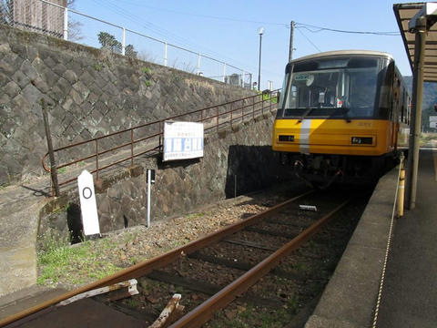 南阿蘇鉄道MT-3001形と南阿蘇鉄道0kmポスト＠立野駅