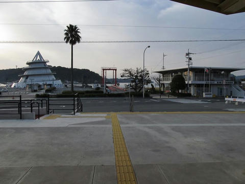 三角駅前風景