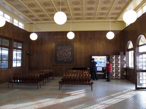 三角駅待合室