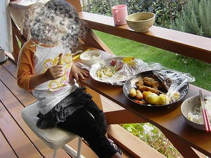 ウッドデッキで食事