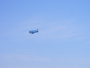 青い空に飛行船