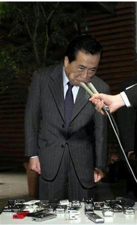 kan-likes-mics-2.jpg