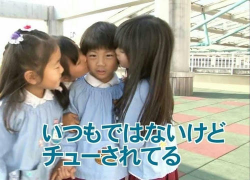 a-kid-getting-moteki-in-a-age-of-kindergarden.jpg